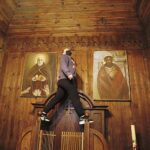 20.03.2021. Kielce. Białogon. Sprzątanie kościoła pod wezwaniem Przemienienia Pańskiego / Jarosław Kubalski / Radio Kielce