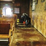 20.03.2021. Kielce. Białogon. Sprzątanie kościoła pod wezwaniem Przemienienia Pańskiego / Jarosław Kubalski / Radio Kielce