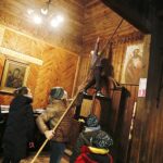 20.03.2021. Kielce. Białogon. Sprzątanie kościoła pod wezwaniem Przemienienia Pańskiego / Jarosław Kubalski / Radio Kielce