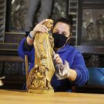 20.03.2021. Kielce. Białogon. Sprzątanie kościoła pod wezwaniem Przemienienia Pańskiego / Jarosław Kubalski / Radio Kielce