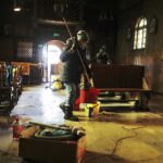 20.03.2021. Kielce. Białogon. Sprzątanie kościoła pod wezwaniem Przemienienia Pańskiego / Jarosław Kubalski / Radio Kielce