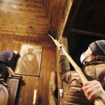 20.03.2021. Kielce. Białogon. Sprzątanie kościoła pod wezwaniem Przemienienia Pańskiego / Jarosław Kubalski / Radio Kielce