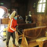 20.03.2021. Kielce. Białogon. Sprzątanie kościoła pod wezwaniem Przemienienia Pańskiego / Jarosław Kubalski / Radio Kielce