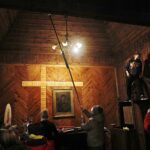 20.03.2021. Kielce. Białogon. Sprzątanie kościoła pod wezwaniem Przemienienia Pańskiego / Jarosław Kubalski / Radio Kielce