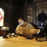 20.03.2021. Kielce. Białogon. Sprzątanie kościoła pod wezwaniem Przemienienia Pańskiego / Jarosław Kubalski / Radio Kielce