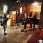 20.03.2021. Kielce. Białogon. Sprzątanie kościoła pod wezwaniem Przemienienia Pańskiego / Jarosław Kubalski / Radio Kielce