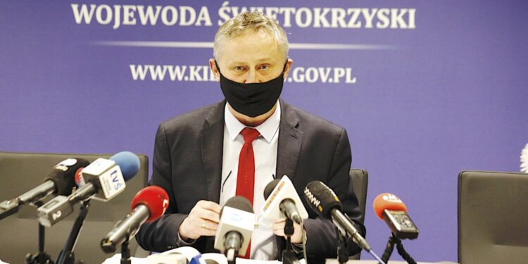 16.03.2021. Kielce. Konferencja prasowa wojewody dotycząca aktualnej sytuacji epidemicznej w województwie świętokrzyskim. Na zdjęciu: Zbigniew Koniusz - wojewoda świętokrzyski / Jarosław Kubalski / Radio Kielce