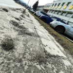 30.03.2021. Kielce. MPK. Zniszczony chodnik / Jarosław Kubalski / Radio Kielce