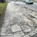 30.03.2021. Kielce. MPK. Zniszczony chodnik / Jarosław Kubalski / Radio Kielce