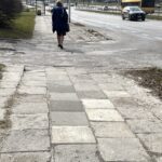 30.03.2021. Kielce. MPK. Zniszczony chodnik / Jarosław Kubalski / Radio Kielce