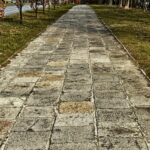 30.03.2021. Kielce. Ul. Jagiellońska na odcinku od ul. Karczówkowskiej do ul. Grunwaldzkiej. Zniszczony chodnik fragment  chodnika na / Jarosław Kubalski / Radio Kielce