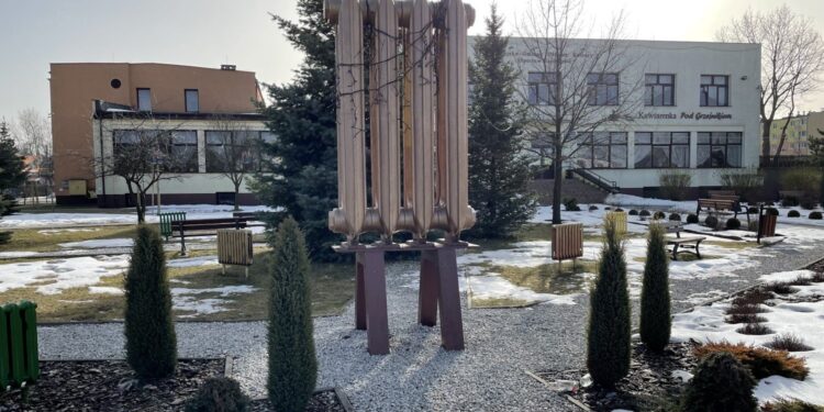 27.02.2021 Stąporków. Pomnik grzejnika / Magdalena Galas-Klusek / Radio Kielce