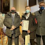 06.03.2021. Końskie. Rozstrzygnięcie konkursu powiatowego „Pamięci Dziewczyn Wyklętych”. Na zdjęciu (od lewej): Dariusz Banasik - członek zarząd powiatu, Mariusz Szczygieł - laureat, Grzegorz Piec - starosta konecki / Magdalena Galas-Klusek / Radio Kielce