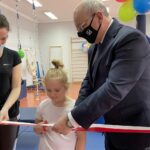 09.03.2021. Stadnicka Wola. Otwarcie sali sensorycznej. Na zdjęciu: Anita Adach -  terapeuta, Basia - uczestniczka zajęć, Krzysztof Obratański - burmistrz Końskich / Magdalena Galas-Klusek / Radio Kielce
