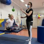 09.03.2021. Stadnicka Wola. Otwarcie sali sensorycznej. Pierwsze zajęcia przeprowadziła terapeuta Anita Adach z Basią / Magdalena Galas-Klusek / Radio Kielce