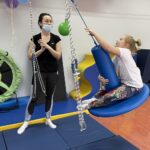 09.03.2021. Stadnicka Wola. Otwarcie sali sensorycznej. Pierwsze zajęcia przeprowadziła terapeuta Anita Adach z Basią / Magdalena Galas-Klusek / Radio Kielce