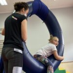 09.03.2021. Stadnicka Wola. Otwarcie sali sensorycznej. Pierwsze zajęcia przeprowadziła terapeuta Anita Adach z Basią / Magdalena Galas-Klusek / Radio Kielce