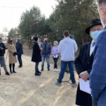 25.03.2021. Końskie. Na zdjęciu (drugi z prawej): Krzysztof Obratański - burmistrz Końskich na spotkaniu z mieszkańcami osiedla / Magdalena Galas-Klusek / Radio Kielce