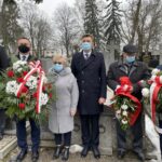 01.03.2021. Sandomierz. Obchody Narodowego Dnia Pamięci Żołnierzy Wyklętych. Na zdjęciu (od lewej): mjr  Hubert Jarząbek - zastępca dowódcy  3. Sandomierskiego Batalionu Radiotechnicznego, Marcin Piwnik - starosta sandomierski, Grażyna Szklarska - członek zarządu powiatu, Marcin Marzec - burmistrz Sandomierza, Janusz Jakubowski - prezes koła Żołnierzy Armii Krajowej w Sandomierzu / Grażyna Szlęzak-Wójcik / Radio Kielce