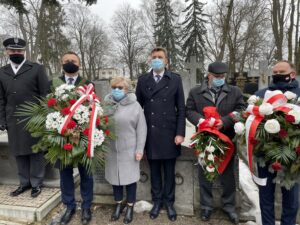 01.03.2021. Sandomierz. Obchody Narodowego Dnia Pamięci Żołnierzy Wyklętych. Na zdjęciu (od lewej): mjr Hubert Jarząbek - zastępca dowódcy 3. Sandomierskiego Batalionu Radiotechnicznego, Marcin Piwnik - starosta sandomierski, Grażyna Szklarska - członek zarządu powiatu, Marcin Marzec - burmistrz Sandomierza, Janusz Jakubowski - prezes koła Żołnierzy Armii Krajowej w Sandomierzu / Grażyna Szlęzak-Wójcik / Radio Kielce