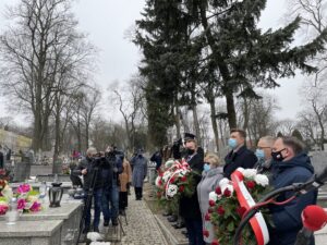 01.03.2021. Sandomierz. Obchody Narodowego Dnia Pamięci Żołnierzy Wyklętych. Na zdjęciu (od lewej): Marcin Piwnik - starosta sandomierski, Grażyna Szklarska - członek zarządu powiatu, Marcin Marzec - burmistrz Sandomierza, Janusz Jakubowski - prezes Koła Żołnierzy AK w Sandomierzu, Marek Kwitek - poseł PiS / Grażyna Szlęzak-Wójcik / Radio Kielce