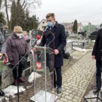 01.03.2021. Sandomierz. Obchody Narodowego Dnia Pamięci Żołnierzy Wyklętych. Na zdjęciu (od lewej): Małgorzata Socha i  Barbara  Lisowska - koło AK w Sandomierzu, Marcin Marzec - burmistrz Sandomierza, Wojciech Dumin - dyrektor Sandomierskiego Centrum Kultury / Grażyna Szlęzak-Wójcik / Radio Kielce