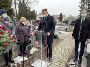 01.03.2021. Sandomierz. Obchody Narodowego Dnia Pamięci Żołnierzy Wyklętych. Na zdjęciu (od lewej): Małgorzata Socha i Barbara Lisowska - koło AK w Sandomierzu, Marcin Marzec - burmistrz Sandomierza, Wojciech Dumin - dyrektor Sandomierskiego Centrum Kultury / Grażyna Szlęzak-Wójcik / Radio Kielce