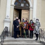 28.03.2021 Czermno. Msza w intencji Ojczyzny i ustania pandemii. Na zdjęciu (od lewej): poseł Krzysztof Lipiec, Aldona Kobędza, Grzegorz Piec - starosta konecki, Elżbieta Matolicz, Justyna Banaszczyk i Danuta Leśniewicz - radna powiatu koneckiego / Magdalena Galas-Klusek / Radio Kielce