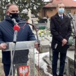 01.03.2021. Sandomierz. Obchody Narodowego Dnia Pamięci Żołnierzy Wyklętych. Na zdjęciu (od lewej): poseł PiS Marek Kwitek, Wojciech Dumin - dyrektor Sandomierskiego Centrum Kultury / Grażyna Szlęzak-Wójcik / Radio Kielce