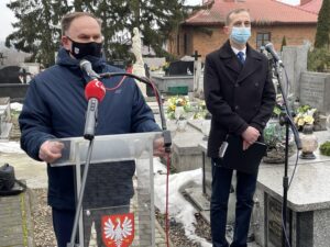 01.03.2021. Sandomierz. Obchody Narodowego Dnia Pamięci Żołnierzy Wyklętych. Na zdjęciu (od lewej): poseł PiS Marek Kwitek, Wojciech Dumin - dyrektor Sandomierskiego Centrum Kultury / Grażyna Szlęzak-Wójcik / Radio Kielce