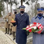01.03.2021. Sandomierz. Obchody Narodowego Dnia Pamięci Żołnierzy Wyklętych. Na zdjęciu (od lewej): Piotr Krytusa - komendant powiatowy PSP w Sandomierzu, Ryszard Komański - komendant powiatowy policji w Sandomierzu / Grażyna Szlęzak-Wójcik / Radio Kielce