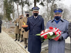 01.03.2021. Sandomierz. Obchody Narodowego Dnia Pamięci Żołnierzy Wyklętych. Na zdjęciu (od lewej): Piotr Krytusa - komendant powiatowy PSP w Sandomierzu, Ryszard Komański - komendant powiatowy policji w Sandomierzu / Grażyna Szlęzak-Wójcik / Radio Kielce