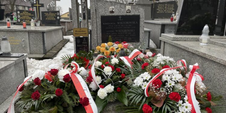 01.03.2021. Sandomierz. Obchody Narodowego Dnia Pamięci Żołnierzy Wyklętych. Na zdjęciu (od lewej): / Grażyna Szlęzak-Wójcik / Radio Kielce