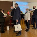 01.03.2021 Sandomierz. Gala Sandomierzanin Roku 2020. Na zdjęciu od lewej Danuta Paszkowska Sandomierzanin 2020 roku, Marcin Marzec - burmistrz, Wojciech Czerwiec - przewodniczący Rady Miasta, Grażyna Szklarska członek zarządu powiatu sandomierskiego, Marcin Piwnik - starosta sandomierski / Grażyna Szlęzak-Wójcik / Radio Kielce