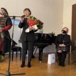 01.03.2021 Sandomierz. Gala Sandomierzanin Roku 2020. Na zdjęciu od lewej Maciej Bury -Chorągiew Rycerstwa Ziemi Sandomierskiej, Danuta Paszkowska - Sandomierzanin 2020 roku, nominowani do tytułu Sandomierzanina 2020 roku: Anna Szylar, Urszula Stępień / Grażyna Szlęzak-Wójcik / Radio Kielce