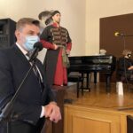 01.03.2021 Sandomierz. Gala Sandomierzanin Roku 2020. Na zdjęciu od lewej Marcin Marzec - burmistrz Sandomierza, Maciej Bury -Chorągiew Rycerstwa Ziemi Sandomierskiej / Grażyna Szlęzak-Wójcik / Radio Kielce