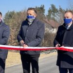 03.03.2021 Łukowa. Otwarcie drogi. Na zdjęciu od lewej: Cezary Majcher - członek zarządu powiatu, Mirosław Gębski - starosta kielecki, Robert Jaworski - burmistrz Chęcin / Monika Miller / Radio Kielce