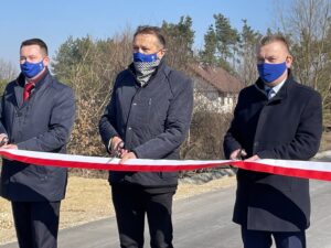 03.03.2021 Łukowa. Otwarcie drogi. Na zdjęciu od lewej: Cezary Majcher - członek zarządu powiatu, Mirosław Gębski - starosta kielecki, Robert Jaworski - burmistrz Chęcin / Monika Miller / Radio Kielce