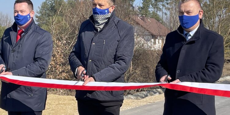 03.03.2021 Łukowa. Otwarcie drogi. Na zdjęciu od lewej: Cezary Majcher - członek zarządu powiatu, Mirosław Gębski - starosta kielecki, Robert Jaworski - burmistrz Chęcin / Monika Miller / Radio Kielce