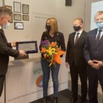 08.03.2021. Kielce. Program Priorytetowy „Czyste Powietrze” - podpisanie umowy nr 11000. Na zdjęciu (od lewej): Krzysztof Słoń - senator PiS, Magdalena Król - 11-tysięczny beneficjent programu „Czyste Powietrze”, Ryszard Gliwiński - prezes Wojewódzkiego Funduszu Ochrony Środowiska i Gospodarki Wodnej w Kielcach i Jarosław Rusiecki - senator PiS / Monika Miller / Radio Kielce