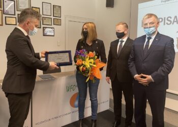 08.03.2021. Kielce. Program Priorytetowy „Czyste Powietrze” - podpisanie umowy nr 11000. Na zdjęciu (od lewej): Krzysztof Słoń - senator PiS, Magdalena Król - 11-tysięczny beneficjent programu „Czyste Powietrze”, Ryszard Gliwiński - prezes Wojewódzkiego Funduszu Ochrony Środowiska i Gospodarki Wodnej w Kielcach i Jarosław Rusiecki - senator PiS / Monika Miller / Radio Kielce