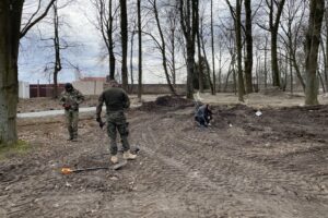 13.03.2021. Sandomierz. Przeszukiwanie terenu Parku Saskiego w Sandomierzu / Grażyna Szlęzak-Wójcik / Radio Kielce