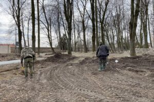 13.03.2021. Sandomierz. Przeszukiwanie terenu Parku Saskiego w Sandomierzu / Grażyna Szlęzak-Wójcik / Radio Kielce