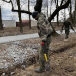 13.03.2021. Sandomierz. Przeszukiwanie terenu Parku Saskiego w Sandomierzu / Grażyna Szlęzak-Wójcik / Radio Kielce