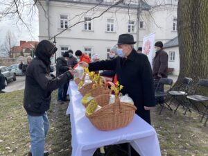 18.03.2021 Sandomierz. Caritas Diecezji Sandomierskiej inauguruje działalność kuchni dla ubogich. Na zdjęciu (po prawej): biskup Krzysztof Nitkiewicz / Grażyna Szlęzak-Wójcik / Radio Kielce