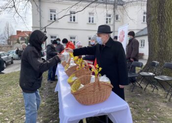 18.03.2021 Sandomierz. Caritas Diecezji Sandomierskiej inauguruje działalność kuchni dla ubogich. Na zdjęciu (po prawej): biskup Krzysztof Nitkiewicz / Grażyna Szlęzak-Wójcik / Radio Kielce