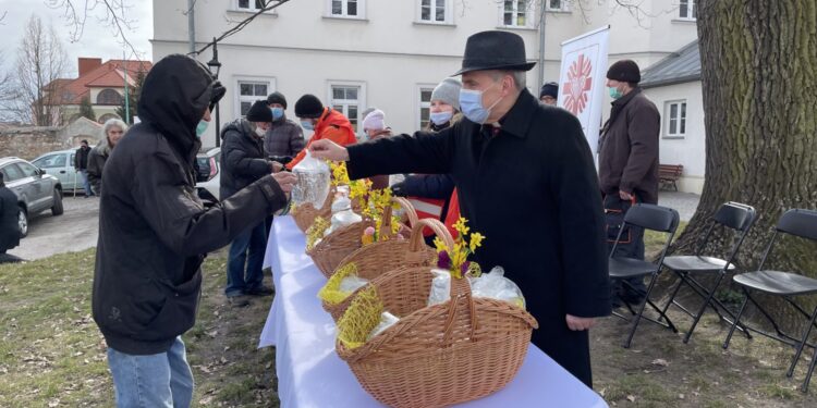 18.03.2021 Sandomierz. Caritas Diecezji Sandomierskiej inauguruje działalność kuchni dla ubogich. Na zdjęciu (po prawej): biskup Krzysztof Nitkiewicz / Grażyna Szlęzak-Wójcik / Radio Kielce