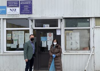 31.03.2021. Pińczów. Wejściu do ośrodka zdrowia, który obecnie mieści się na pierwszym piętrze pawilonu na Grodzisku. Na zdjęciu (od lewej): Marcin Wojniak - dyrektor Samorządowego Zakładu Opieki Zdrowotnej w Pińczowie i dr Czesława Rogala - kierownik ośrodka zdrowia na Grodzisku / UMiG Pińczów