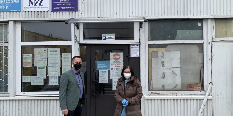 31.03.2021. Pińczów. Wejściu do ośrodka zdrowia, który obecnie mieści się na pierwszym piętrze pawilonu na Grodzisku. Na zdjęciu (od lewej): Marcin Wojniak - dyrektor Samorządowego Zakładu Opieki Zdrowotnej w Pińczowie i dr Czesława Rogala - kierownik ośrodka zdrowia na Grodzisku / UMiG Pińczów