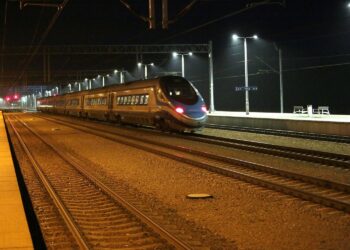 11.11.2020. Włoszczowa. Przystanek kolejowy Włoszczowa Północ. Centralna Magistrala Kolejowa. CMK. Pociąg. Intercity. Pendolino / Robert Felczak / Radio Kielce